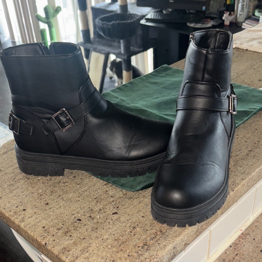 Mudd women’s  Black Buckle Boots